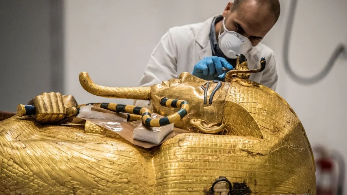 Muchas de las piezas no habían sido intervenidas desde su descubrimiento en 1922 por Howard Carter. Entre ellas se encuentran máscaras funerarias, ataúdes, amuletos, carros ceremoniales y dos fetos momificados.