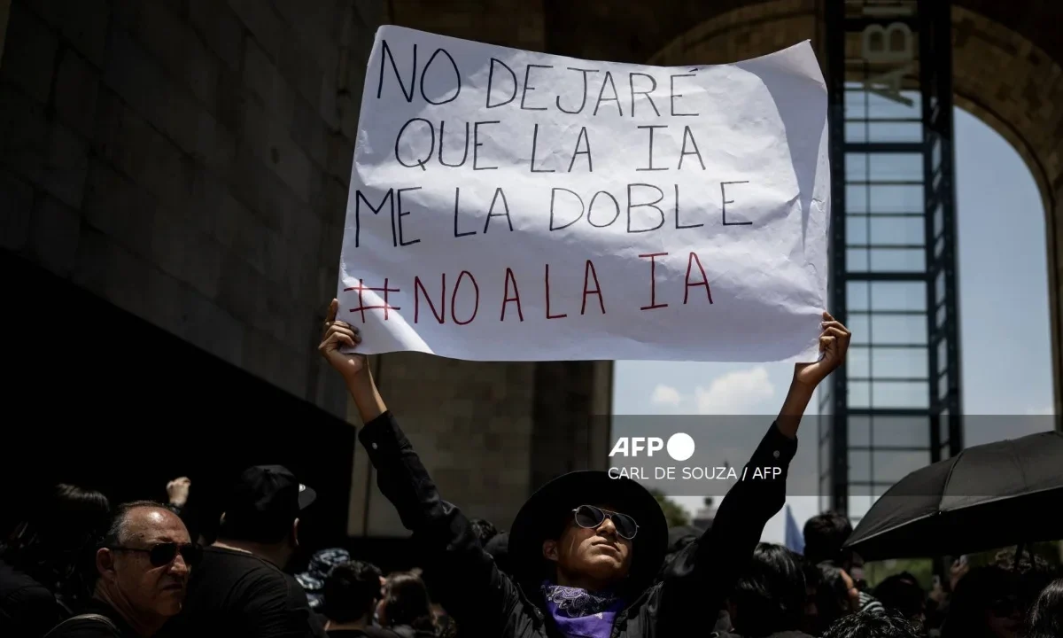 Artistas de doblaje se manifiestan en el Monumento de la Revolución