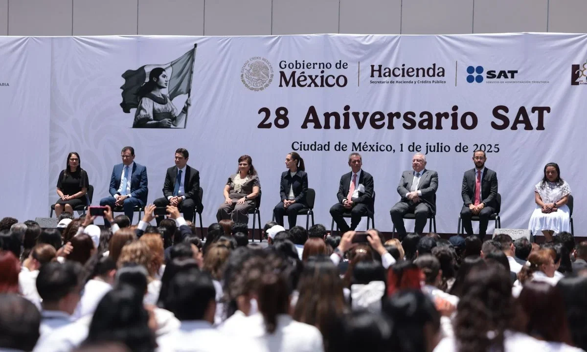 La presidenta de México, Claudia Sheinbaum, asistió este martes al 28 aniversario del Servicio de Administración Tributaria (SAT), institución, que dijo, fortalece al país.