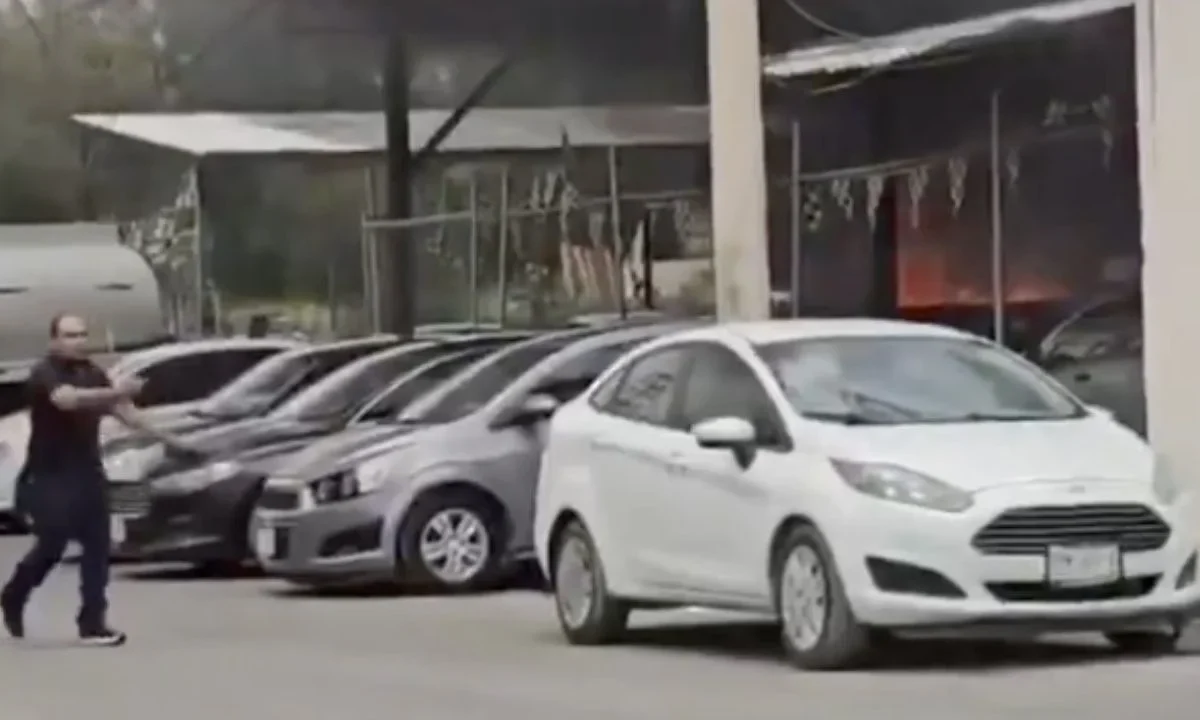 Un ataque armado en un lote de autos en la colonia Paseo de San Bernabé, en Monterrey, dejó al menos cuatro muertos y dos heridos.