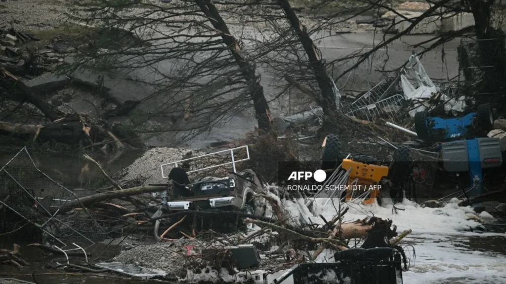 Van 27 víctimas por inundaciones en Texas