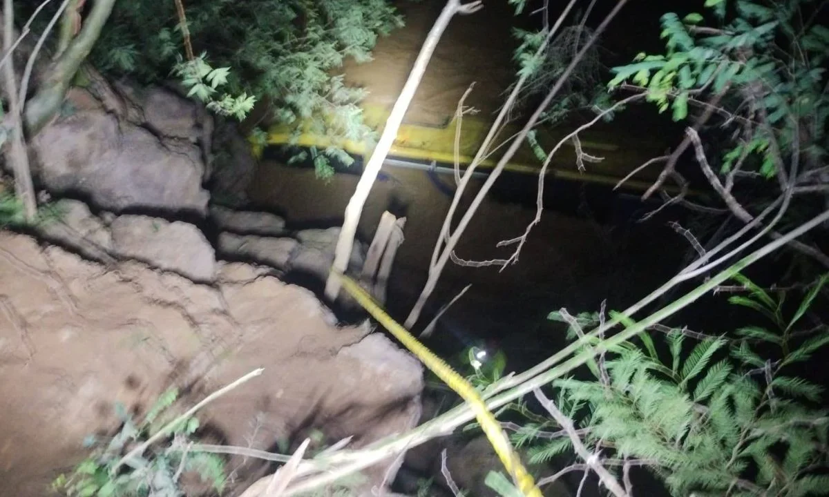 La caída de un autobús de pasajeros al río Tlapaneco, Guerrero, dejó un saldo de al menos 7 muertos, cinco desaparecidos y más de 30 heridos.
