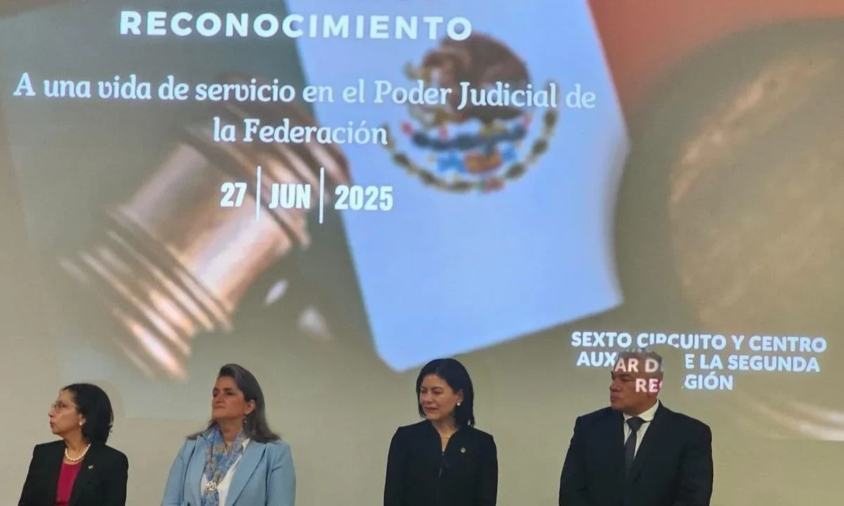 La ministra Margarita Ríos Farjat advirtió que la autonomía judicial se encuentran bajo asedio de quienes buscan ejercer un poder sin límites.
