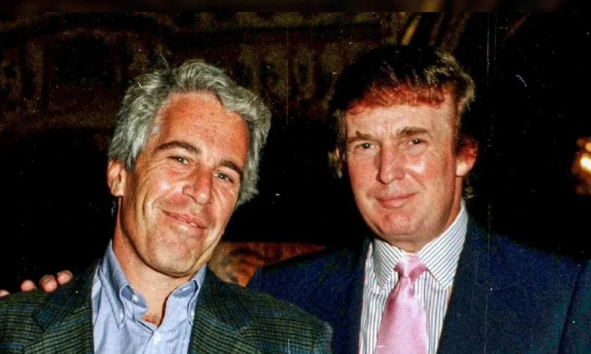 Autoridades habrían notificado a Trump que su nombre aparecía en los archivos de Epstein