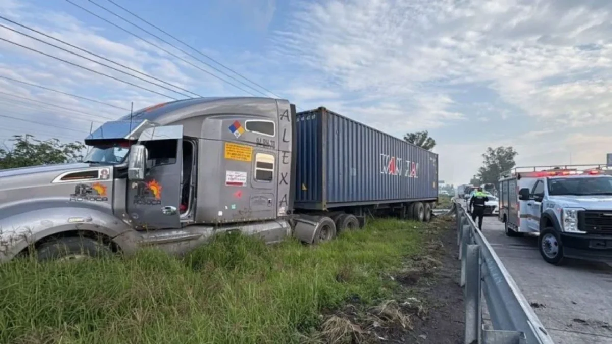 Hombres a bordo de una camioneta balean la cabina del chofer para detener el avance del tráiler y asaltarlo sobre a México - Querétaro.