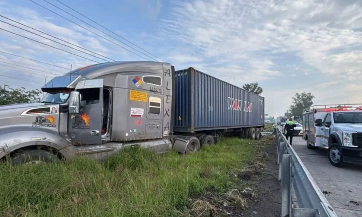 Hombres a bordo de una camioneta balean la cabina del chofer para detener el avance del tráiler y asaltarlo sobre a México - Querétaro.