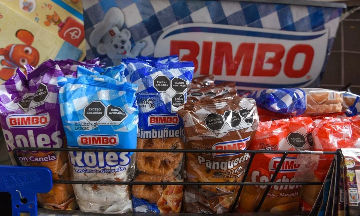 Grupo Bimbo aseguró que el 99% de insumos están libres de colorantes artificiales.