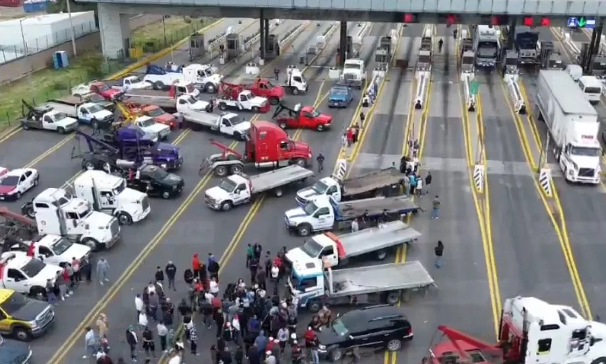 Los integrantes de ACME solicitaron que su compañero transportista sea localizado, mientras bloquean diversas autopistas hacia la CDMX.