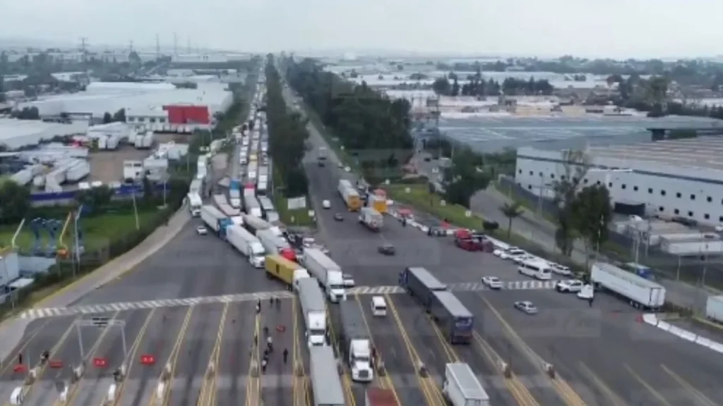 Los integrantes de ACME solicitaron que su compañero transportista sea localizado, mientras bloquean diversas autopistas hacia la CDMX.
