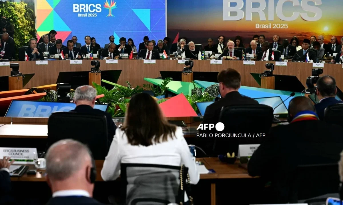 Líderes de los BRICS se reunieron en Río para abordar conflictos globales y tensiones comerciales durante su cumbre anual.