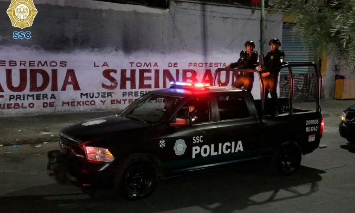 Elementos de la policía capitalina aseguraron dosis de posible mariguana y detuvieron a 23 personas en operativos en Cuauhtémoc.