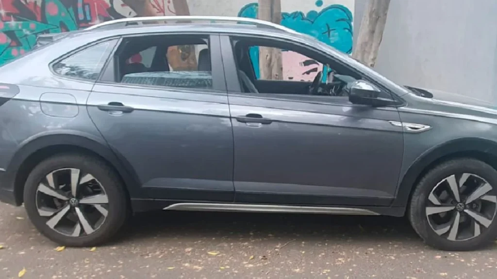 vehículo asegurado a presuntos ladrones en el AICM