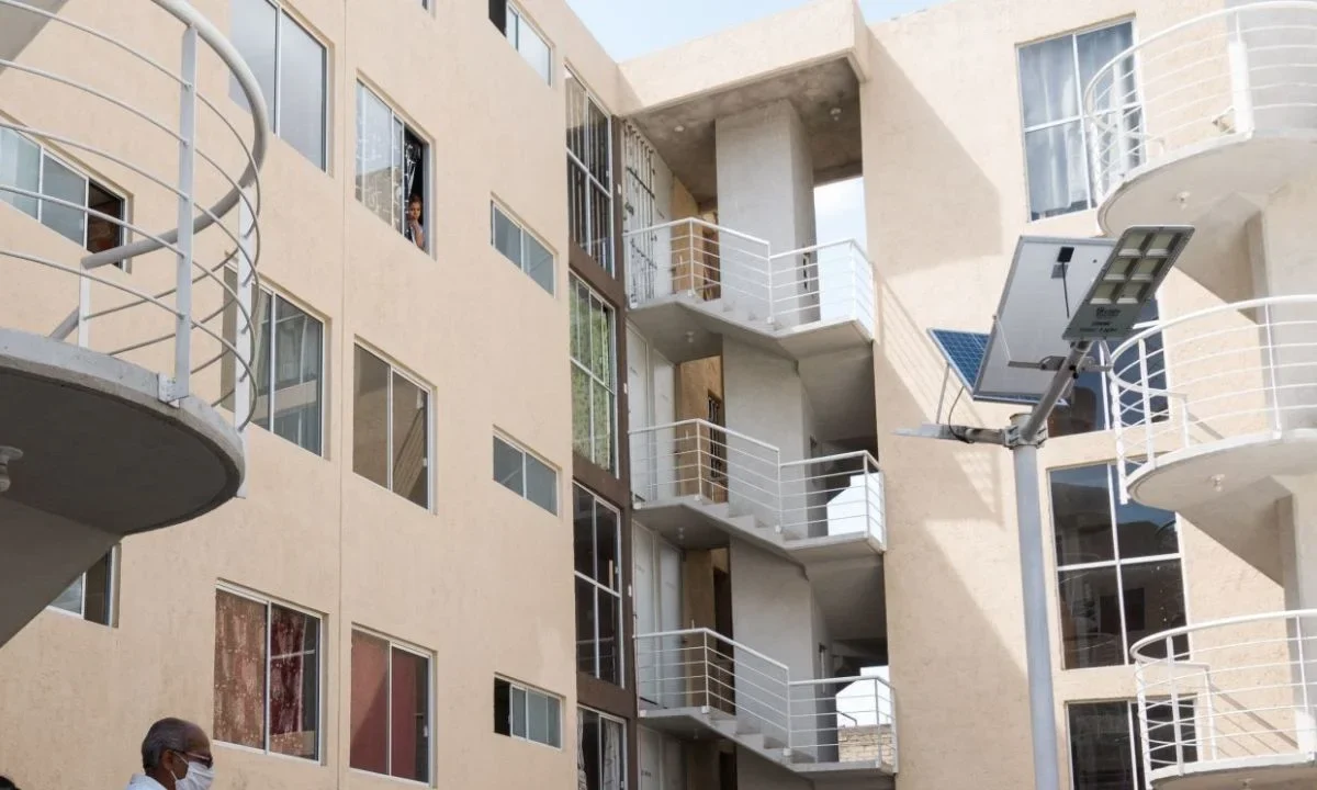 La Cámara Nacional de la Industria de Desarrollo y Promoción de la Vivienda (Canadevi) en el Valle de México, alertó que la caída de construcción de vivienda en la capital del país desplazó a un sector de la población hacia los alrededores.