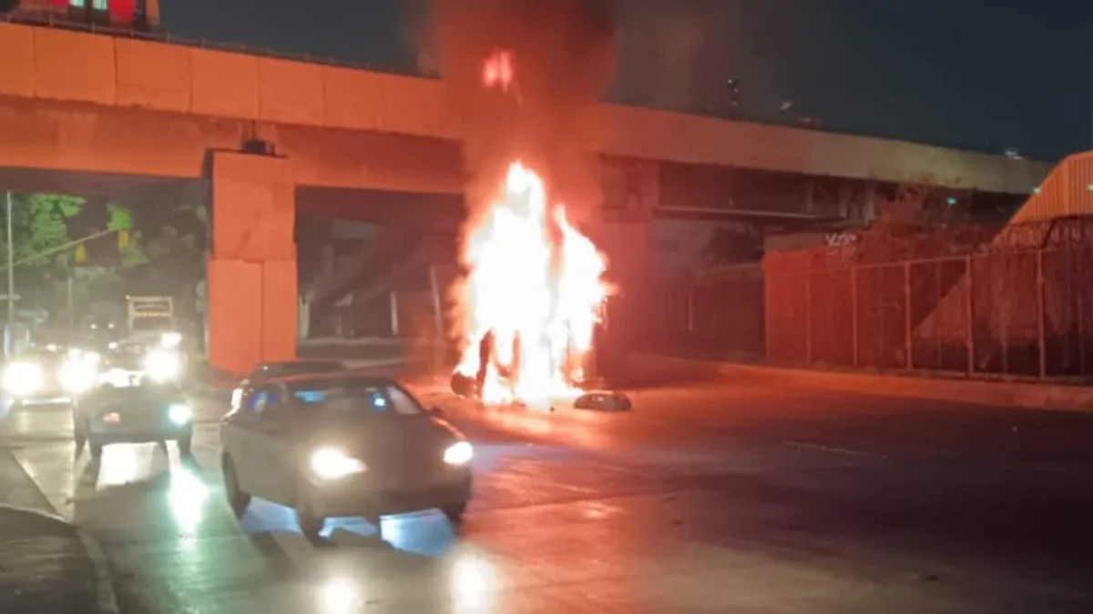 Volcadura en Circuito Interior deja una camioneta incendiada y una persona con lesiones leves