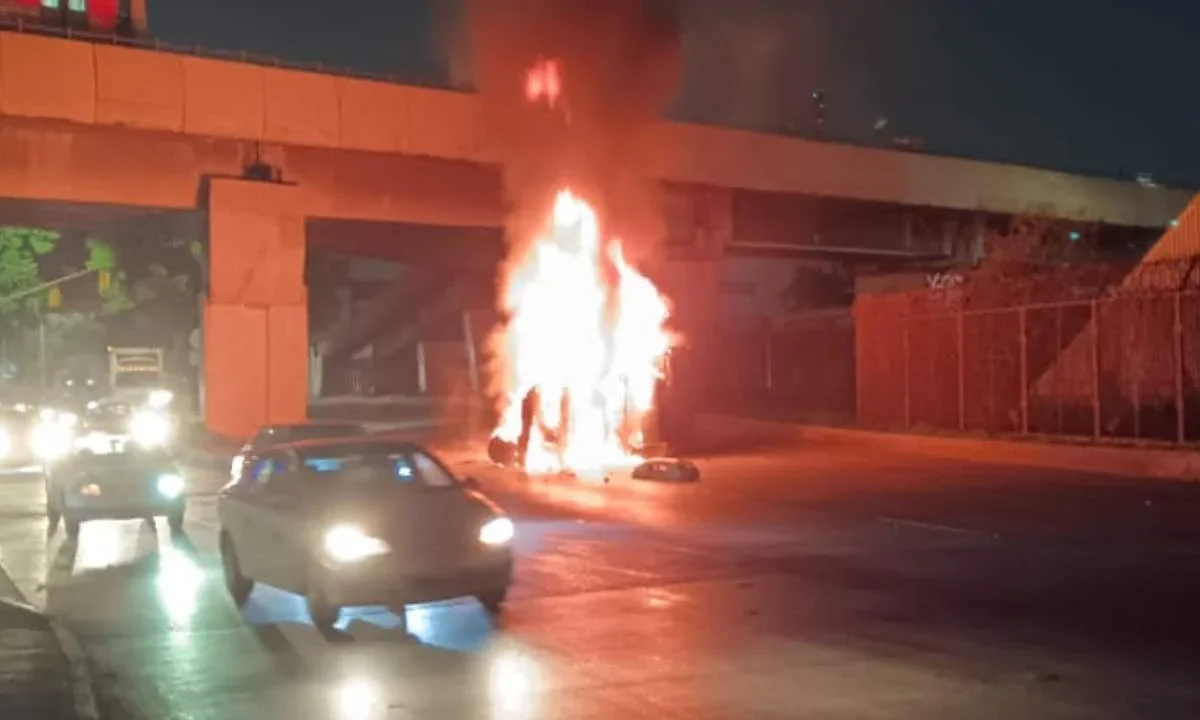 Volcadura en Circuito Interior deja una camioneta incendiada y una persona con lesiones leves