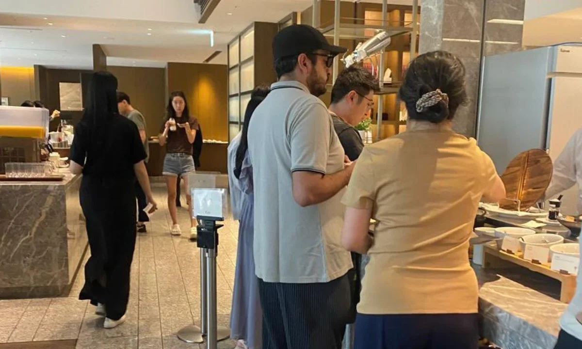 De acuerdo con el periodista Claudio Ochoa, Andy López Beltrán fue captado cuando desayunaba en un hotel de lujo en Tokio con Daniel Asaf.