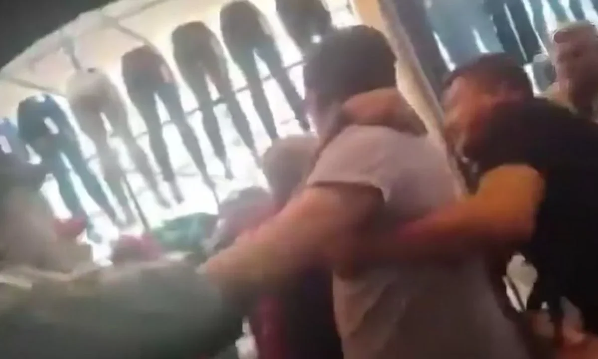 Detiene a dos personas por presunto intento de extorsión a comerciante en Texmelucan; entre los detenido estaría un líder tianguista.