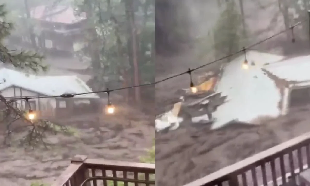 Río Ruidoso se desborda tras inundaciones en Nuevo México; corriente arrastra una vivienda entera.