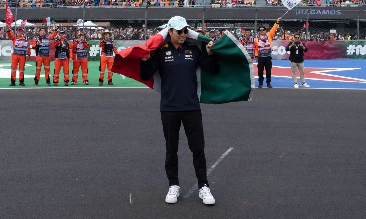 Checo Pérez volvería a la Fórmula 1 con Cadillac, revela Álvarez Máynez