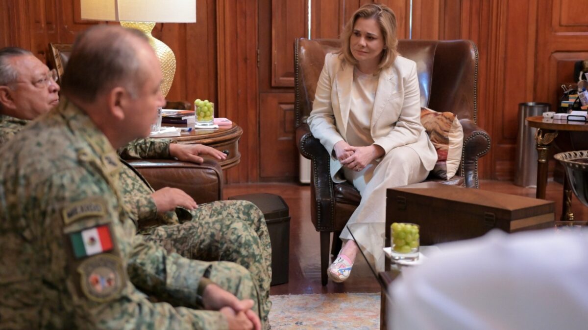 Maru Campos se reunió con mandos militares para reforzar la seguridad en Chihuahua.