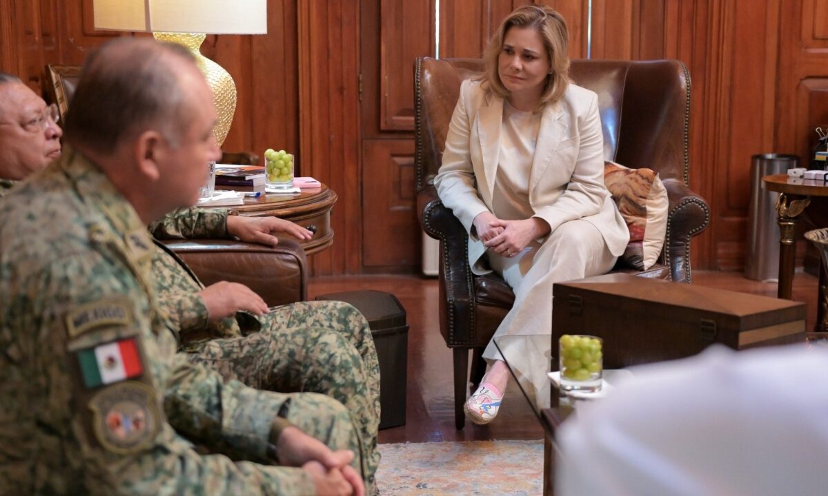 Maru Campos se reunió con mandos militares para reforzar la seguridad en Chihuahua.