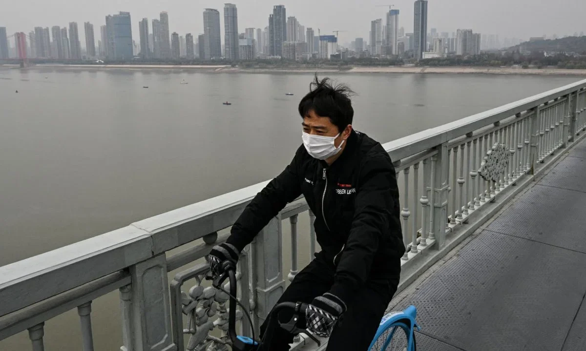 Las autoridades chinas lanzaron una investigación sobre el exalcalde de la ciudad central de Wuhan, informaron el martes dos organismos anticorrupción. Zhou Xianwang fue el principal funcionario del Partido Comunista de esa metrópolis china entre 2018 y 2021, y tuvo un papel importante en el manejo del primer brote conocido de COVID-19.