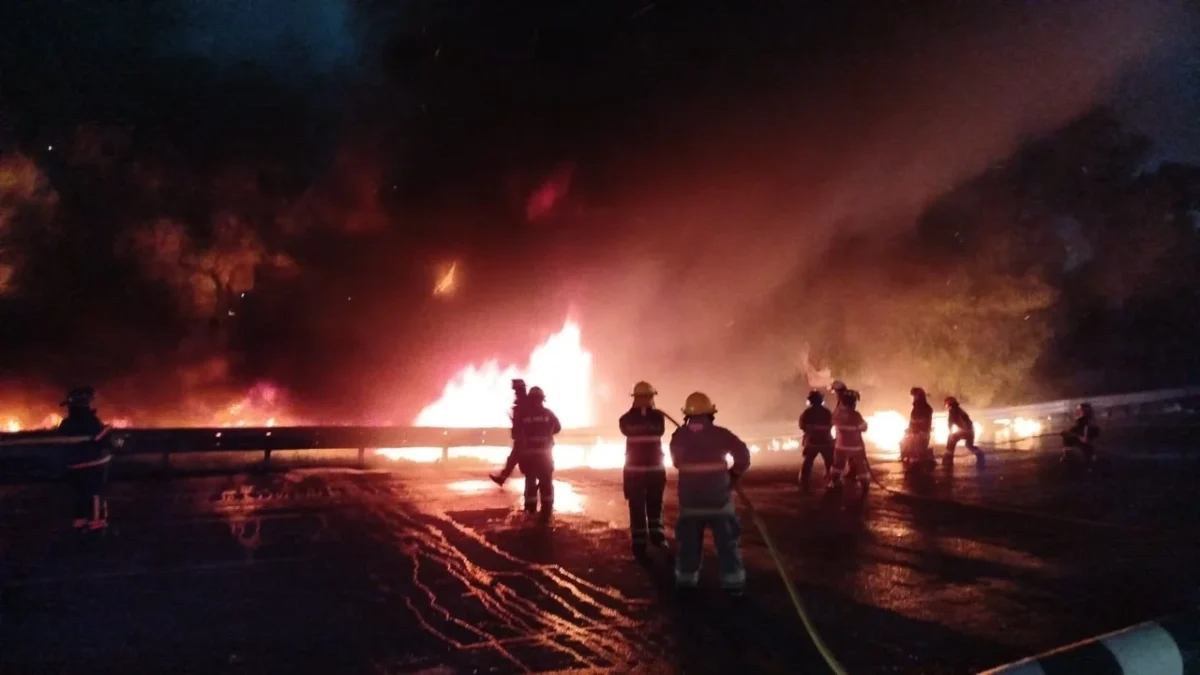 Cuerpos de emergencia atienden quema controlada en la México-Pachuca, en los límites de Tlalnepantla y Ecatepec.