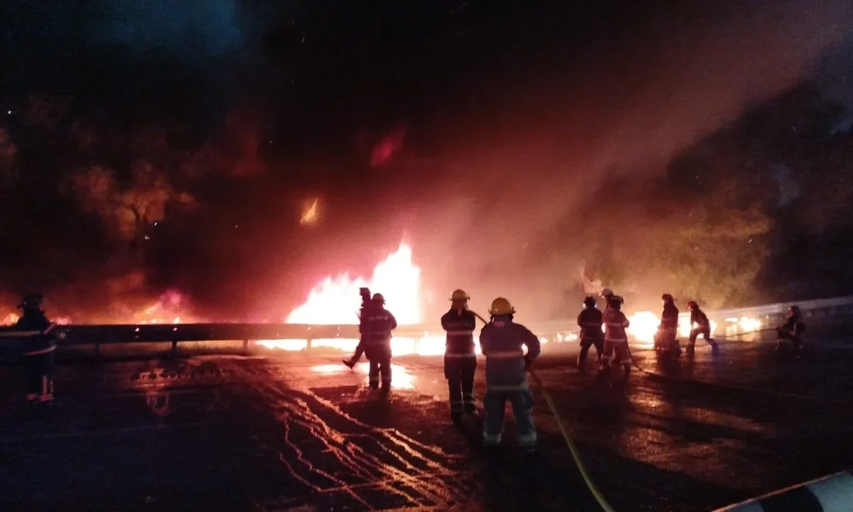 Cuerpos de emergencia atienden quema controlada en la México-Pachuca, en los límites de Tlalnepantla y Ecatepec.