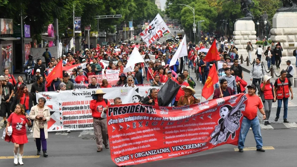 A casi dos meses desde que el pasado 15 de mayo comenzó el plantón y tras el cese de sus manifestaciones este jueves, maestros de la Coordinadora Nacional de Trabajadores de la Educación (CNTE) salieron a las calles de la Ciudad de México (CDMX) para realizar una protesta.
