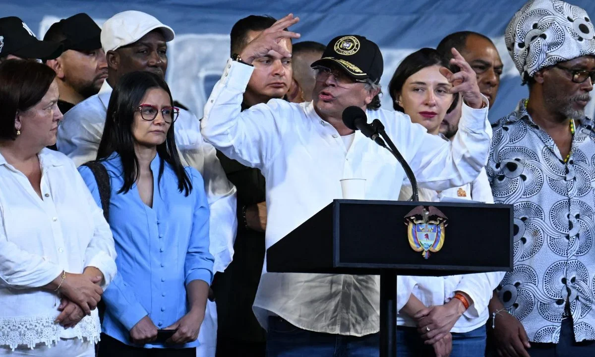 La renuncia de la canciller Laura Sarabia deja un vacío en la diplomacia colombiana en medio del conflicto con Washington, complicando la gestión de la crisis.