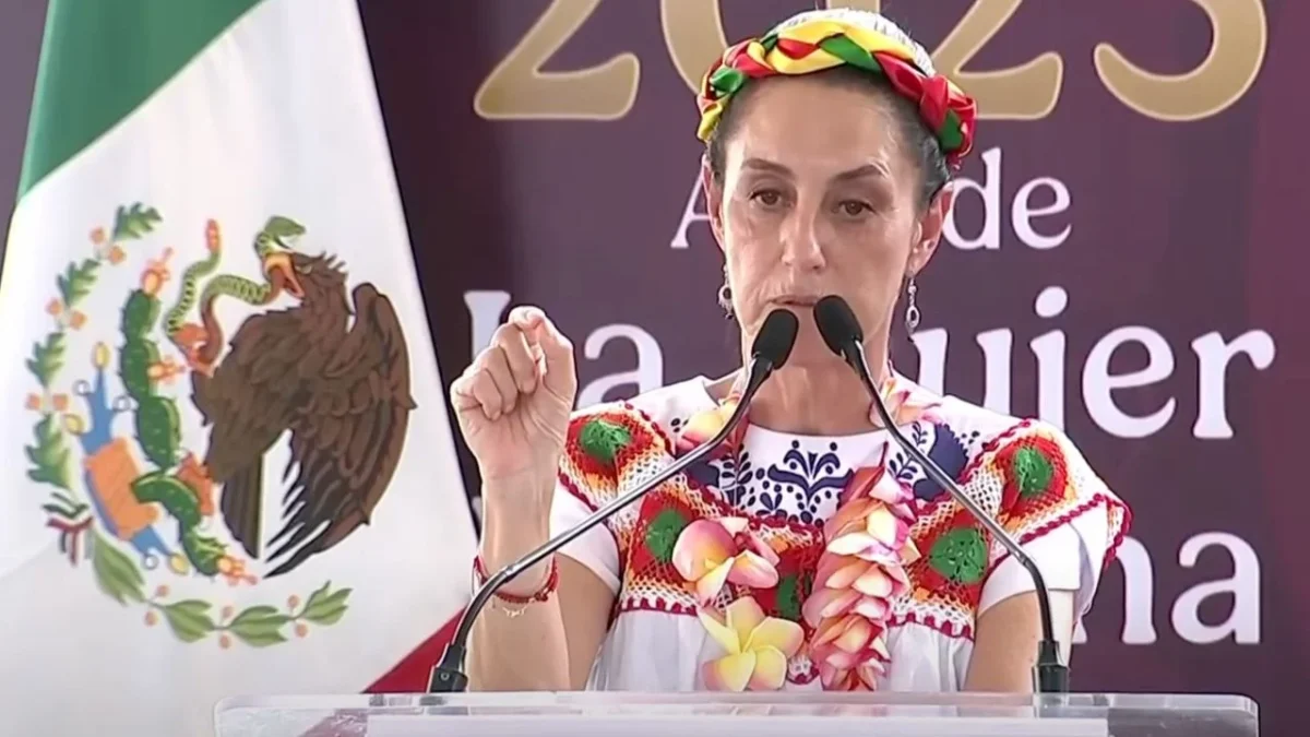 En la comunidad de Zaragoza en Acayucan, Veracruz, pueblos indígenas y afromexicanos vistieron y entregaron el bastón de mando a la presidenta de México, Claudia Sheinbaum, en una ceremonia donde saludó a los cuatro puntos cardinales y le hicieron una limpia con hierbas y copal. “Nos amamos como hermanos, nos queremos como hermanos y estamos agradecidos con su presencia”, refirieron en el ritual.
