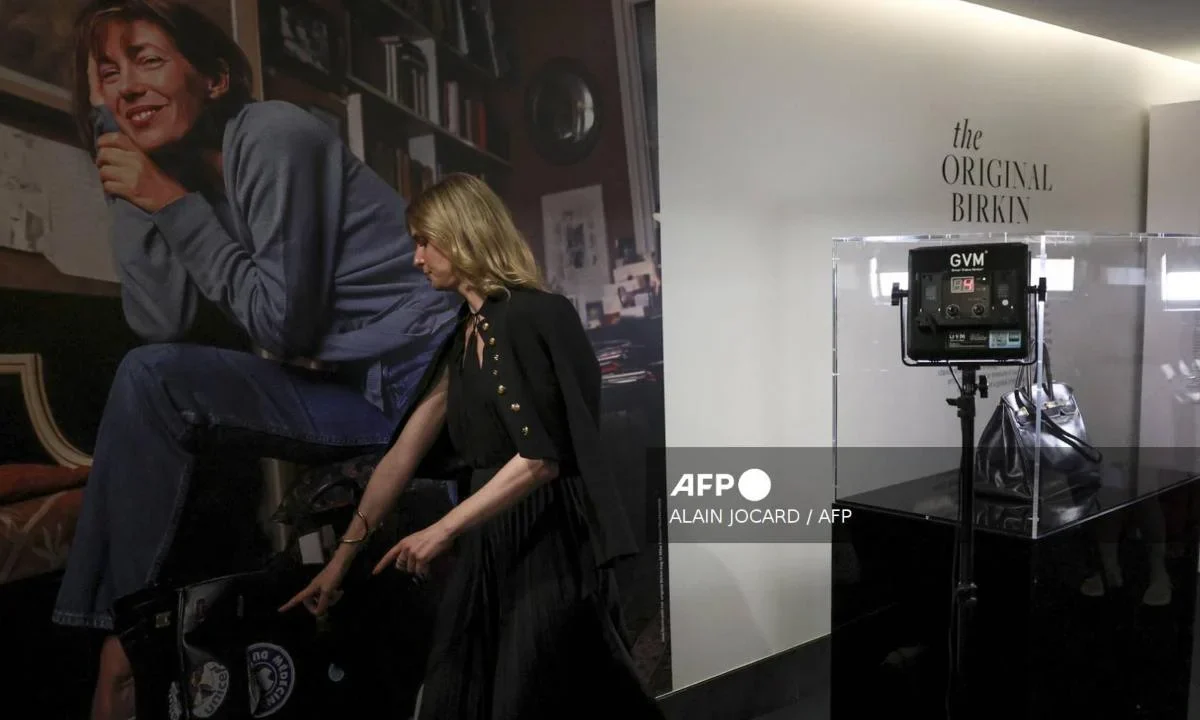 Con récord en una subasta en París, venden el primer bolso Birkin en casi 10 millones de dólares.
