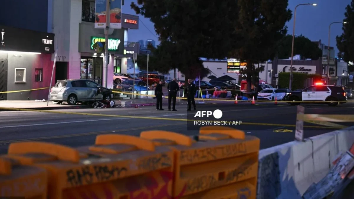 Un conductor atropella a una multitud en Los Ángeles, California, y dejó 28 heridos.