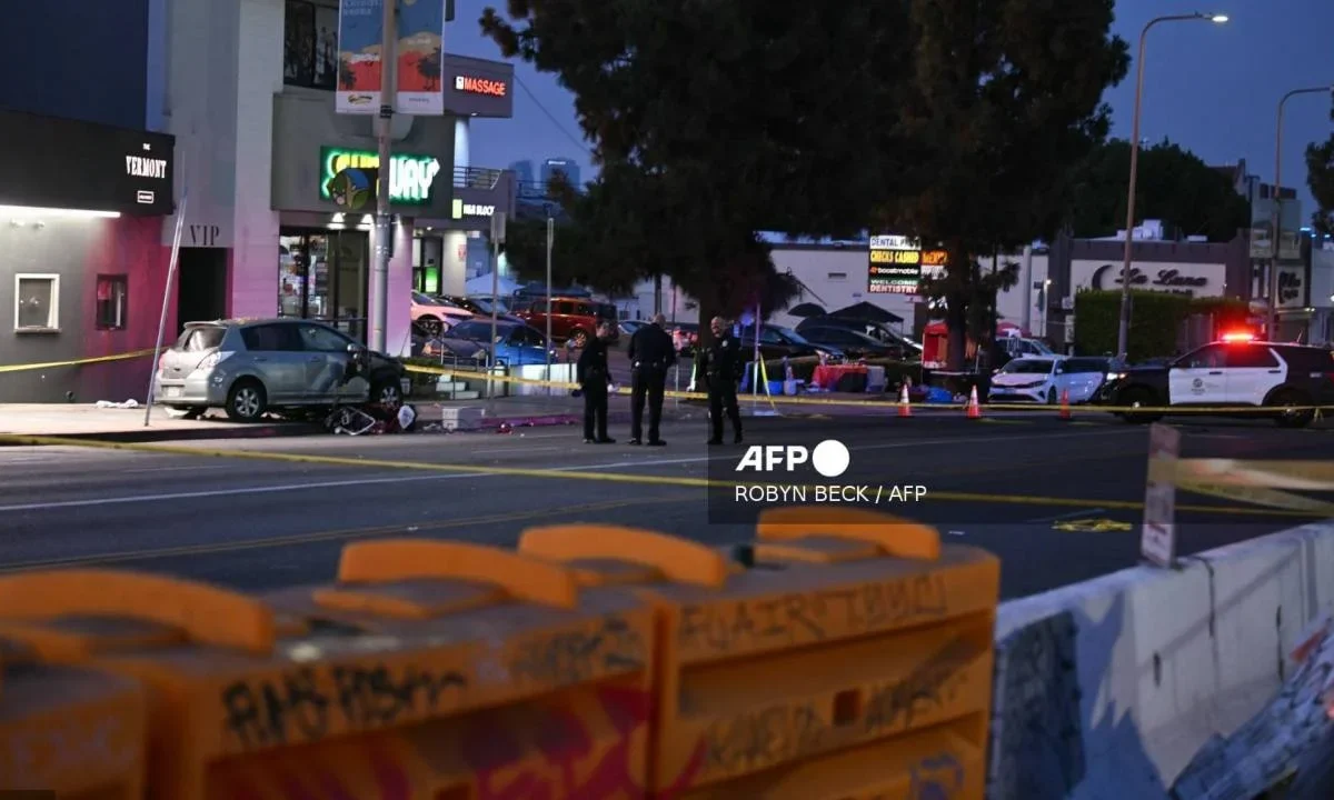 Un conductor atropella a una multitud en Los Ángeles, California, y dejó 28 heridos.