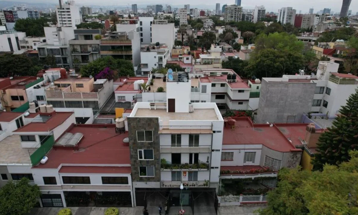 En diciembre de 2023, el Gobierno capitalino presentó inmuebles incautados a funcionarios públicos, implicados en actos ilegales de vivienda.