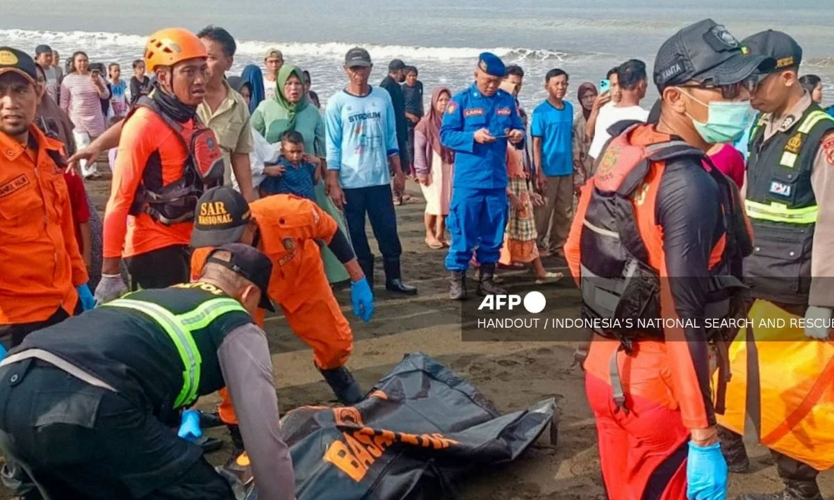 Una embarcación de pasajeros sufrió un naufragio cerca de la Isla de Bali en Indonesia, dejando cuatro muertos y al menos 40 desaparecidos.