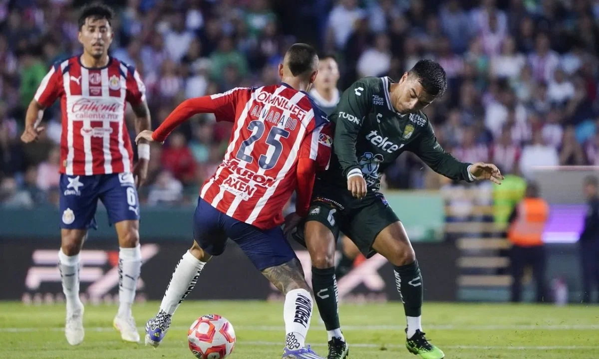James Rodríguez dio la victoria al León con el cobro de un penal al minuto 61, por lo que Chivas comenzó el AP25 con el pié izquierdo.