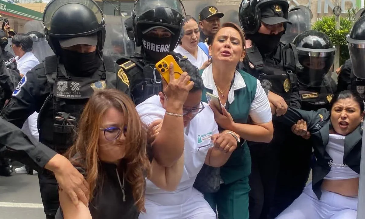 Policías capitalinos desalojan con violencia a trabajadores del IMSS Bienestar en CDMX.