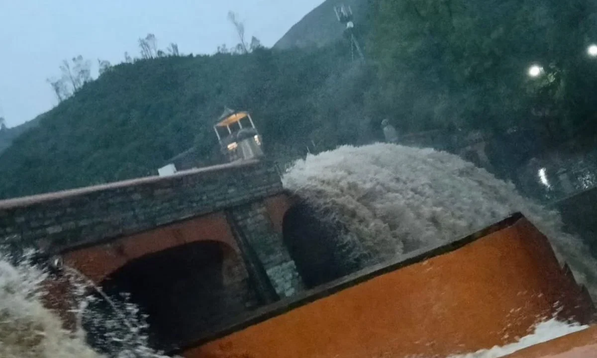 Tormenta en Guanajuato desborda presa e inunda calle subterránea