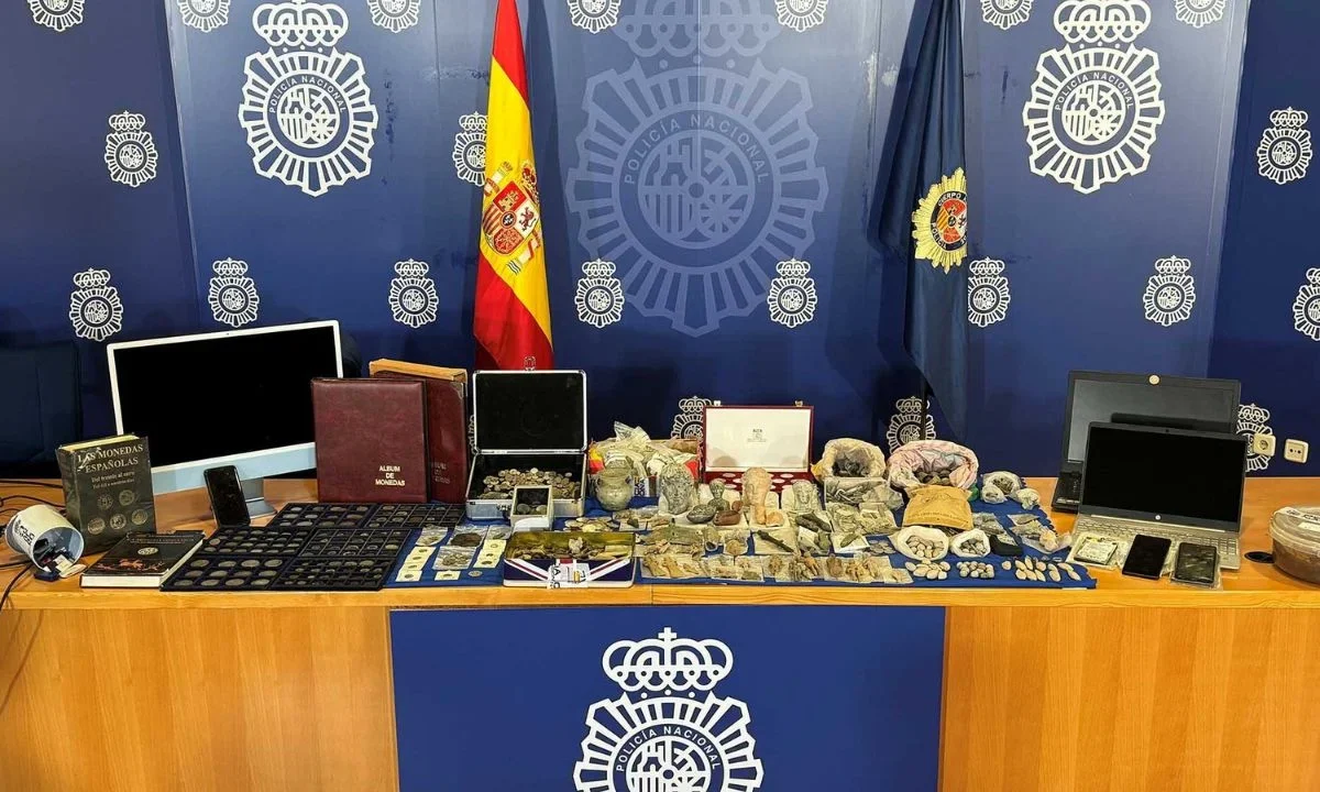 La policía española detuvo a siete sospechosos de traficar reliquias saqueadas e incautó unas 3,200 piezas.