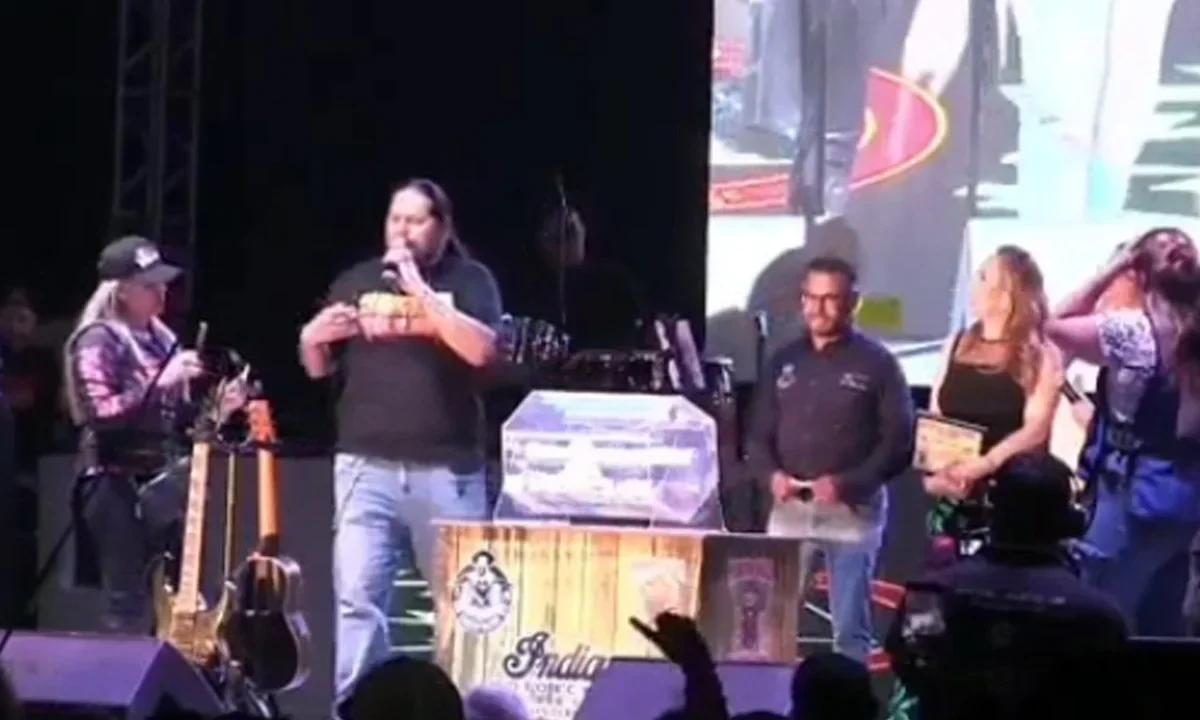 Director de Cultura gana rifa organizada por el y se desata la polémica.