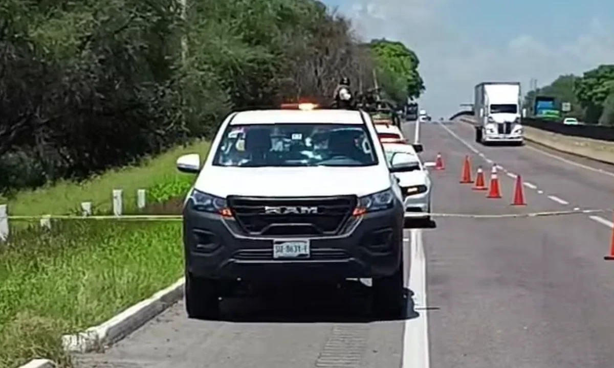 Sujetos armados disparan contra personal de Capufe sobre la autopista Querétaro-Irapuato.