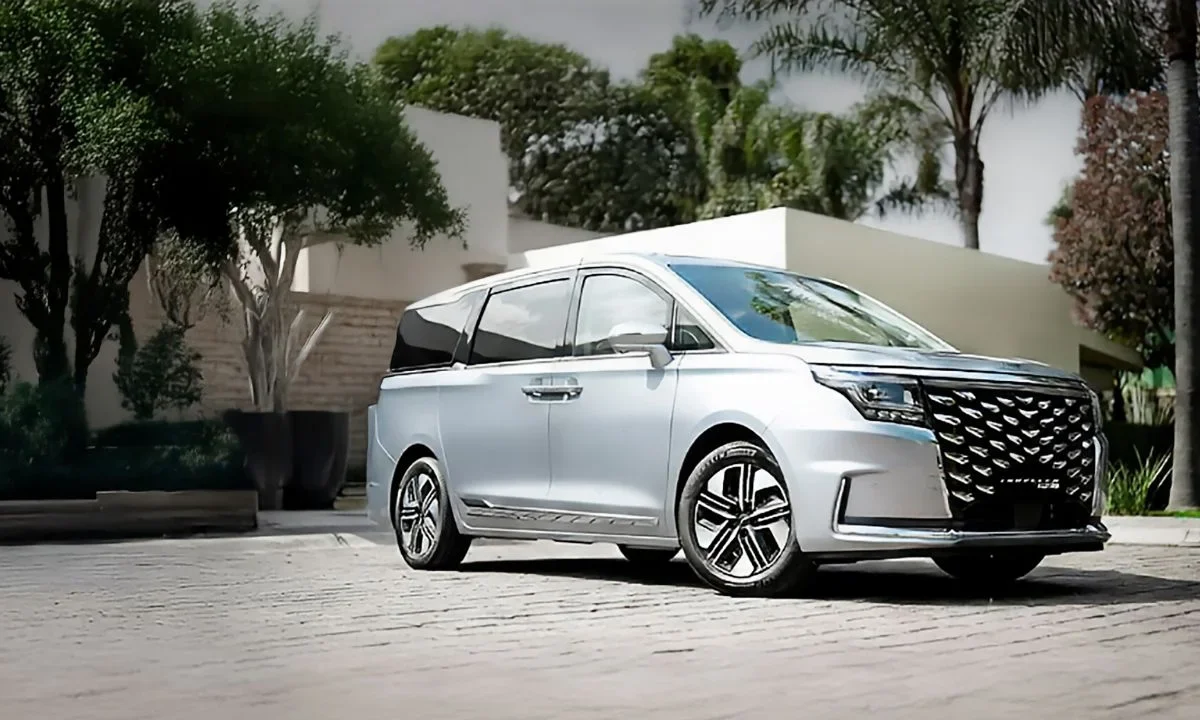 Traveler PHEV, la nueva family van enllega a Mexico con un híbrido y JAC 6 PHEV llega a un peleado segmento.