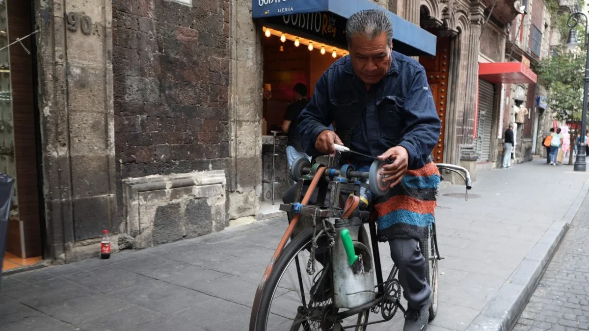 Pedro indicó que su labor la realiza de forma tradicional, ya que el disco afilador no tiene motor y utiliza su bicicleta para hacerlo girar.
