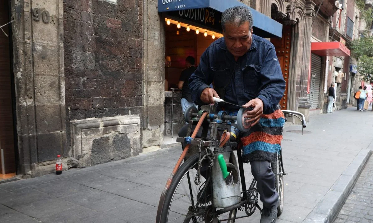 Pedro indicó que su labor la realiza de forma tradicional, ya que el disco afilador no tiene motor y utiliza su bicicleta para hacerlo girar.