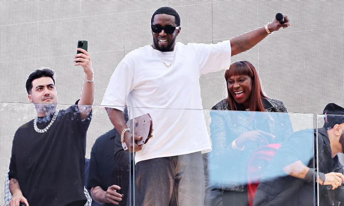 Diddy Combs fue encontrado culpable de los delitos de transporte para ejercer la prostitución y puede alcanzar hasta 20 años de prisión, sin embargo la condena aún no es dictada y se dará a conocer en octubre.
