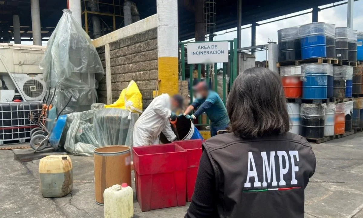 En el Estado de México, la Fiscalía General de la República (FGR) destruyó precursores químicos y metanfetamina asegurados por Fuerzas Federales en "narco laboratorios".