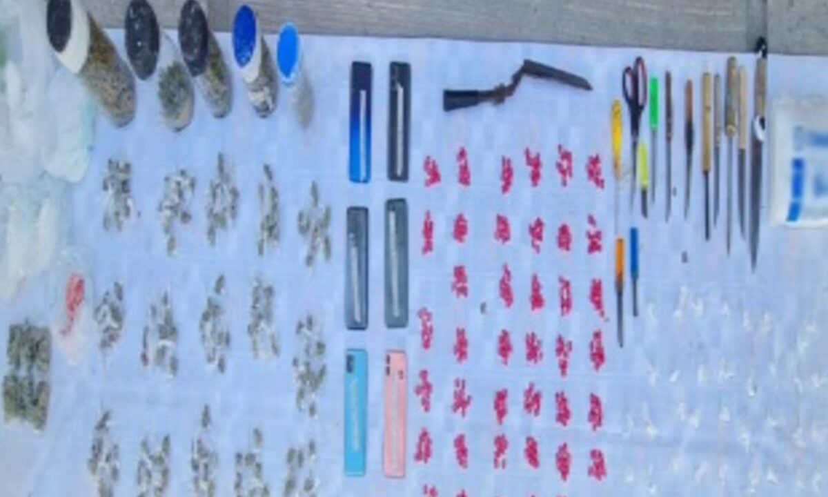 Este lunes, el Gabinete de Seguridad informó que elementos de la Guardia Nacional, Ejército y la Policía Estatal revisaron 4 módulos del recinto penitenciario en Hidalgo y aseguraron diversos tipos de drogas cuyo valor asciende al millón de pesos así como 7 básculas grameras.