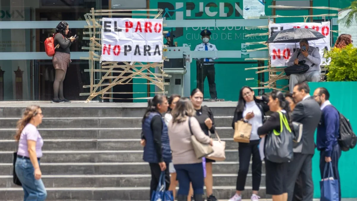 La falta de publicación oficial de acuerdo para levantar el paro de labores en el Poder Judicial de la Ciudad de México (PJCDMX) provocó un conato de enfrentamiento entre trabajadores, quienes mantienen en suspenso su reanudación de actividades.
