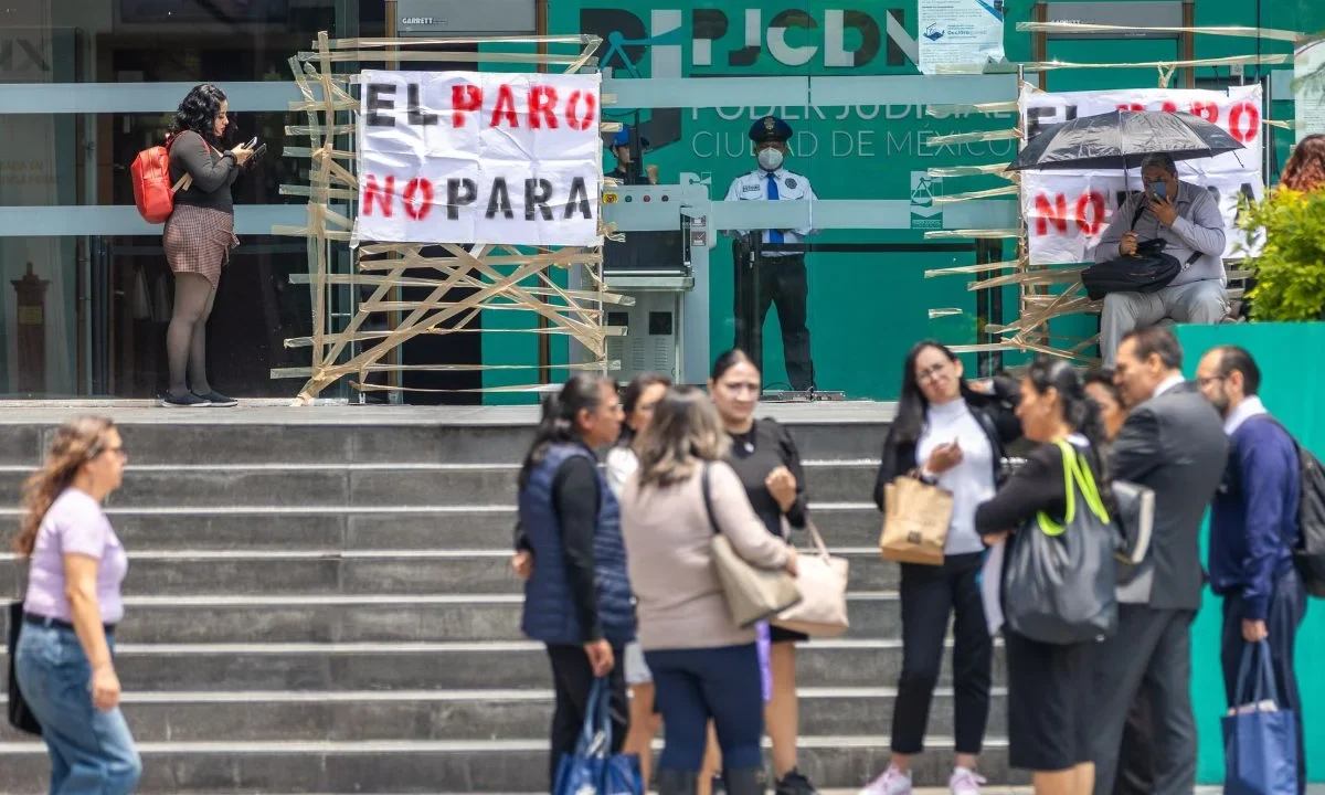 La falta de publicación oficial de acuerdo para levantar el paro de labores en el Poder Judicial de la Ciudad de México (PJCDMX) provocó un conato de enfrentamiento entre trabajadores, quienes mantienen en suspenso su reanudación de actividades.